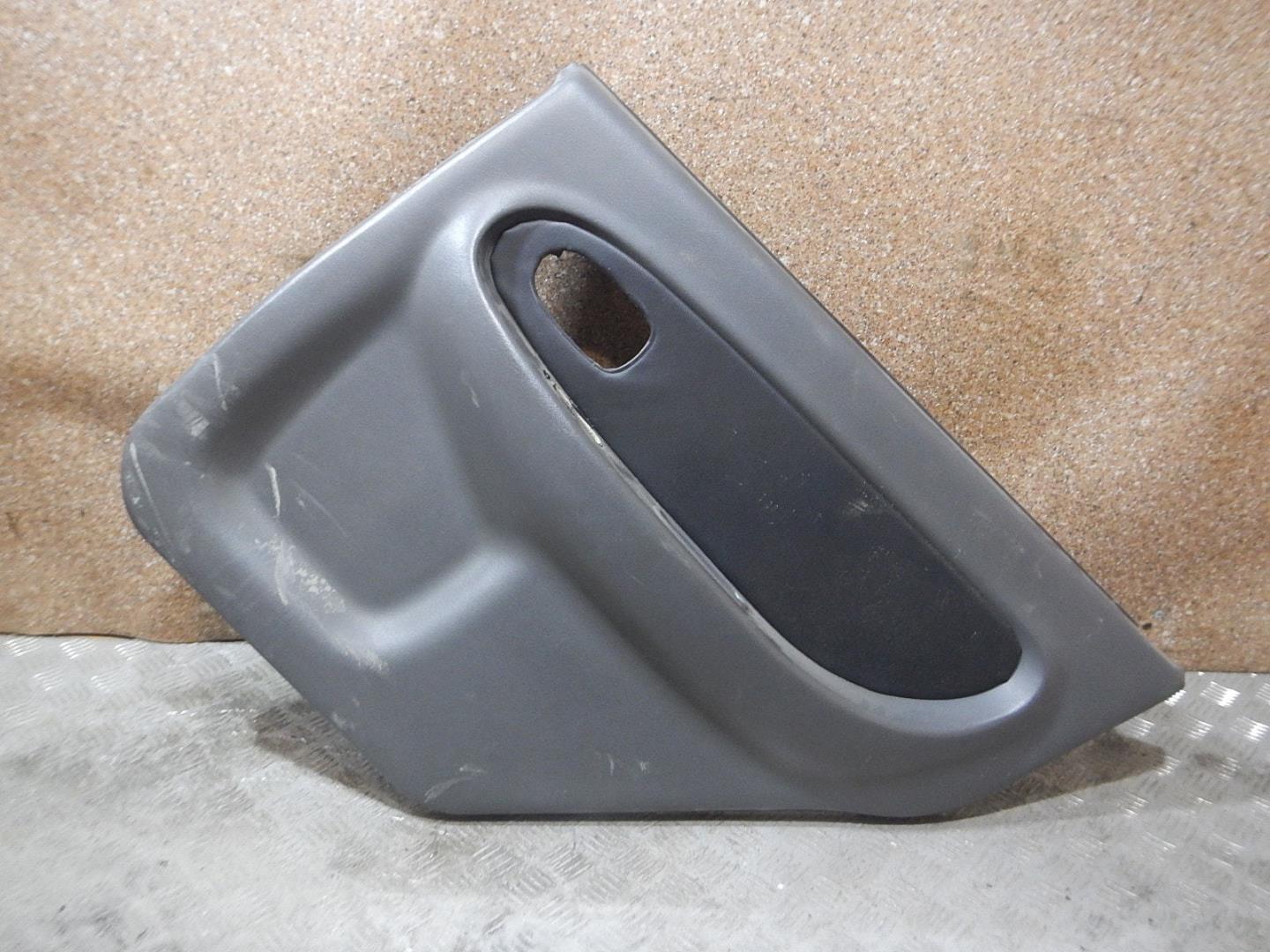 Обшивка двери задней правой