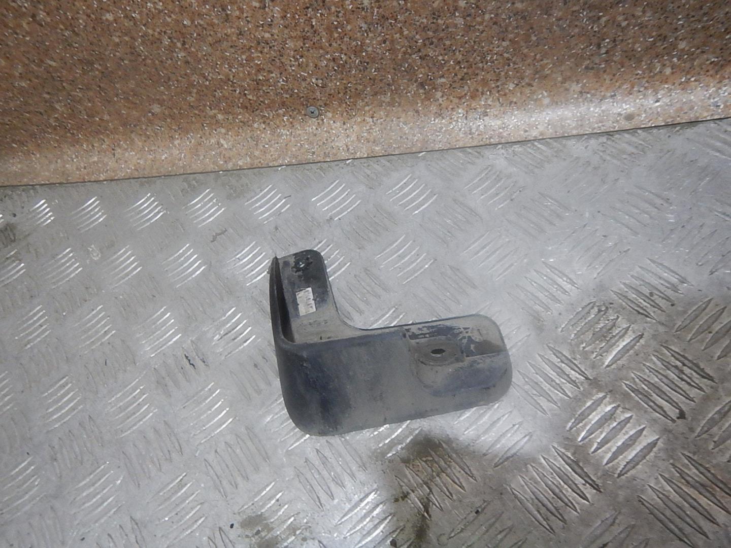 Брызговик задний левый