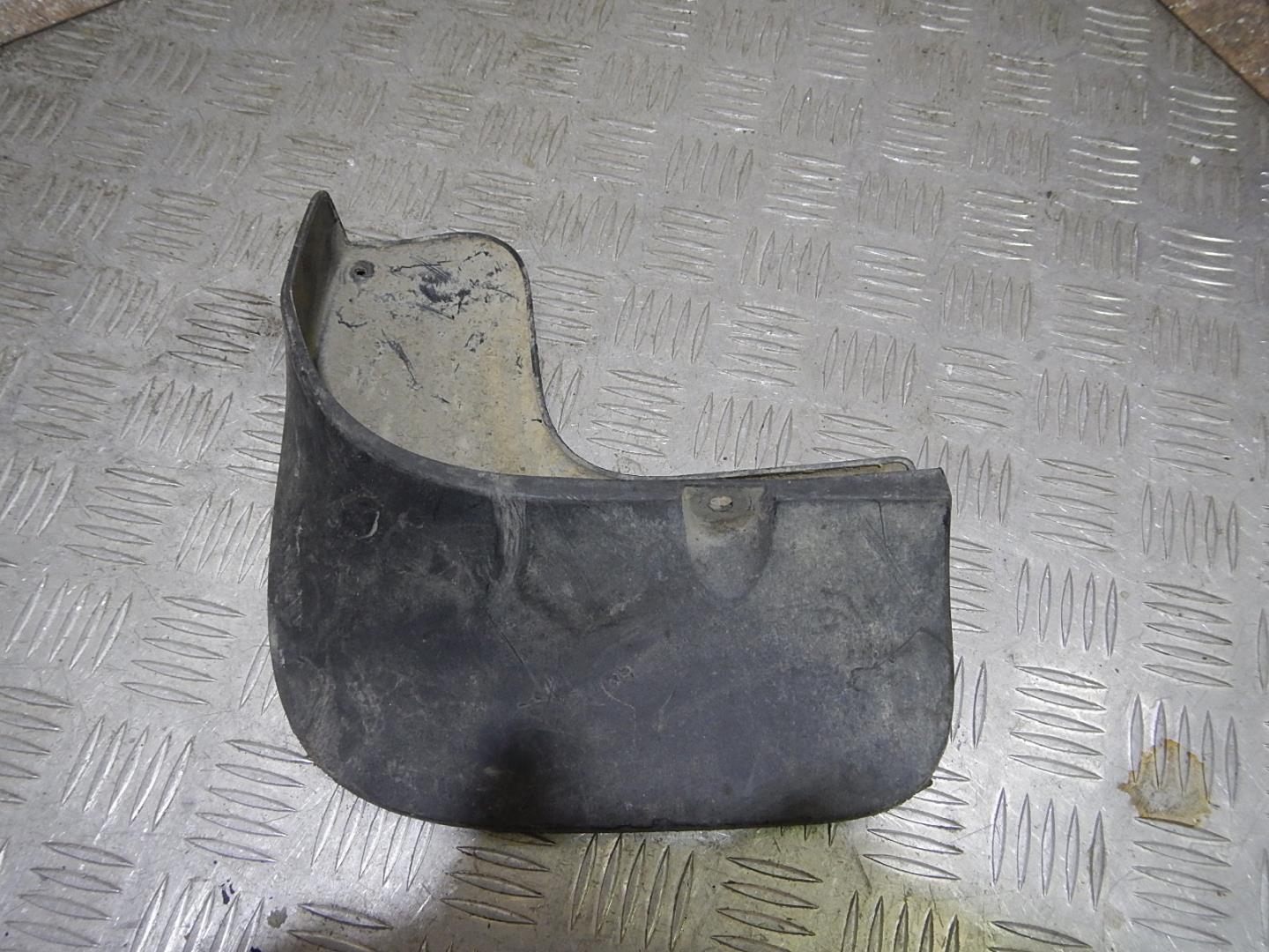 Брызговик задний левый