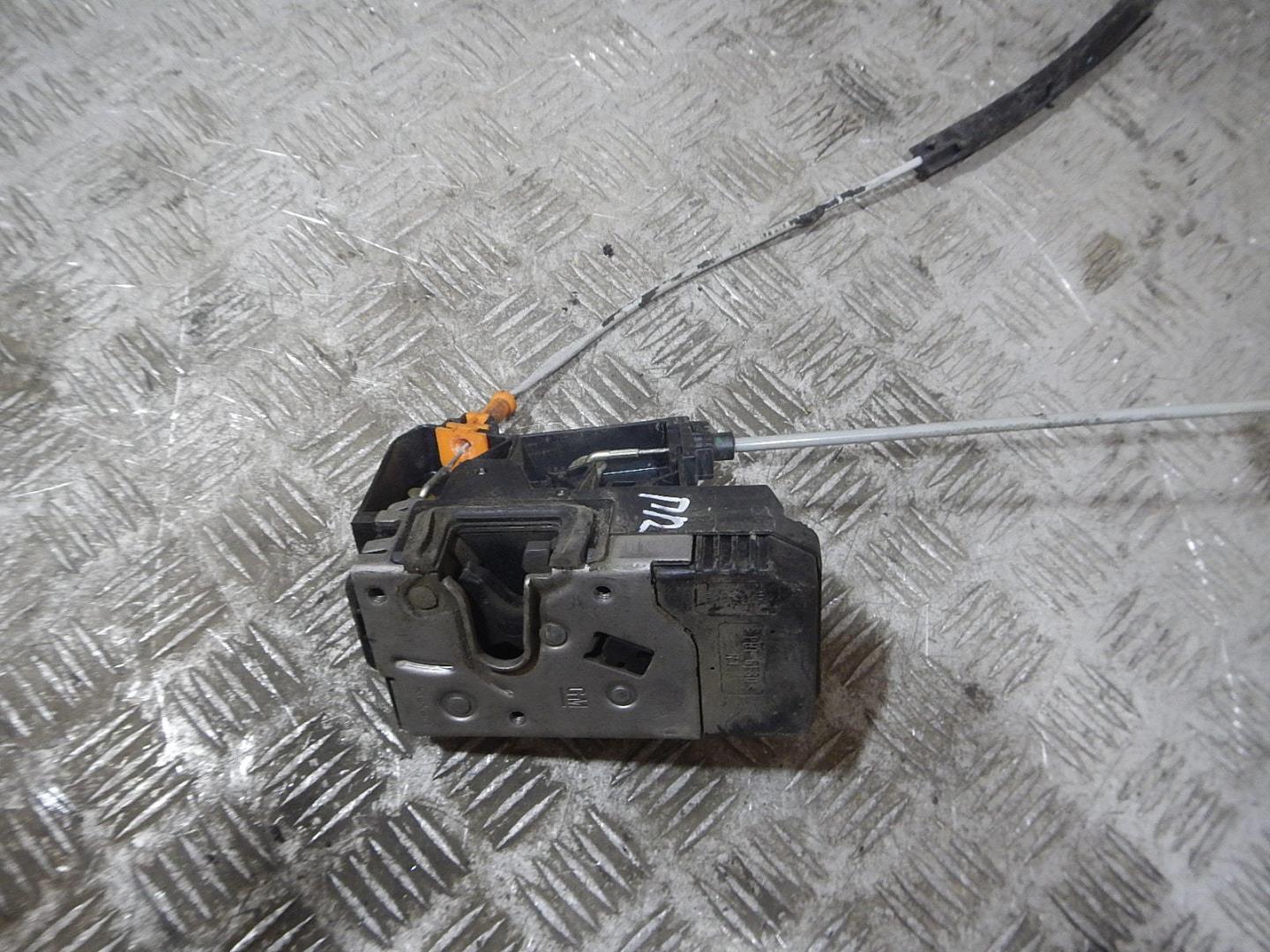 Замок двери передней правой