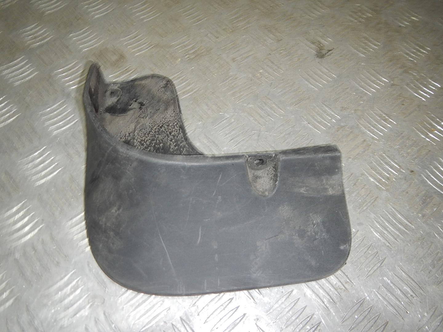 Брызговик задний левый