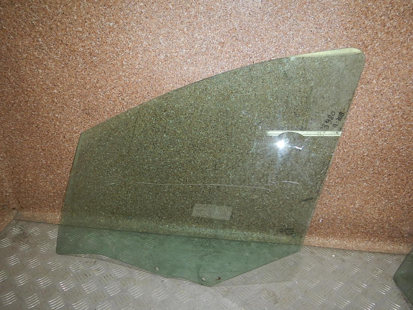 Стекло двери передней левой