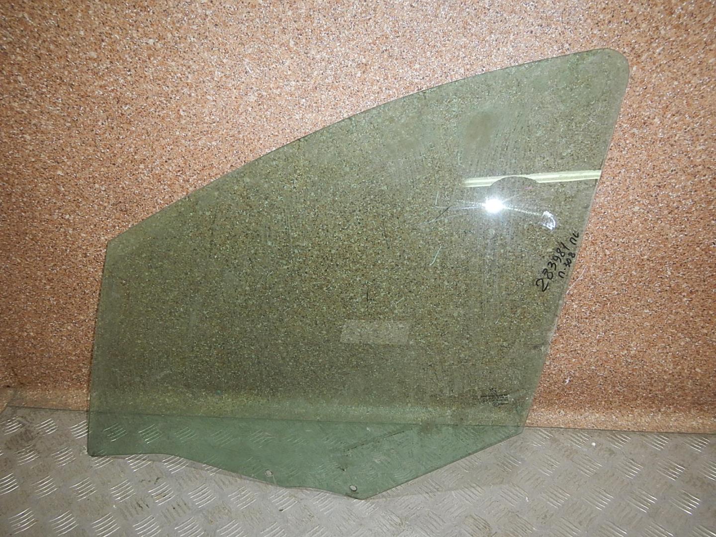 Стекло двери передней левой