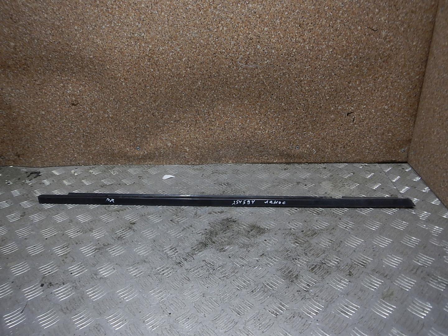 Накладка стекла переднего правого