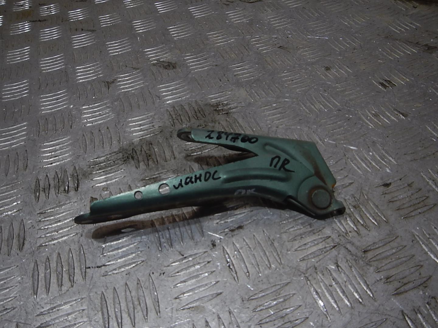 Петля капота правая