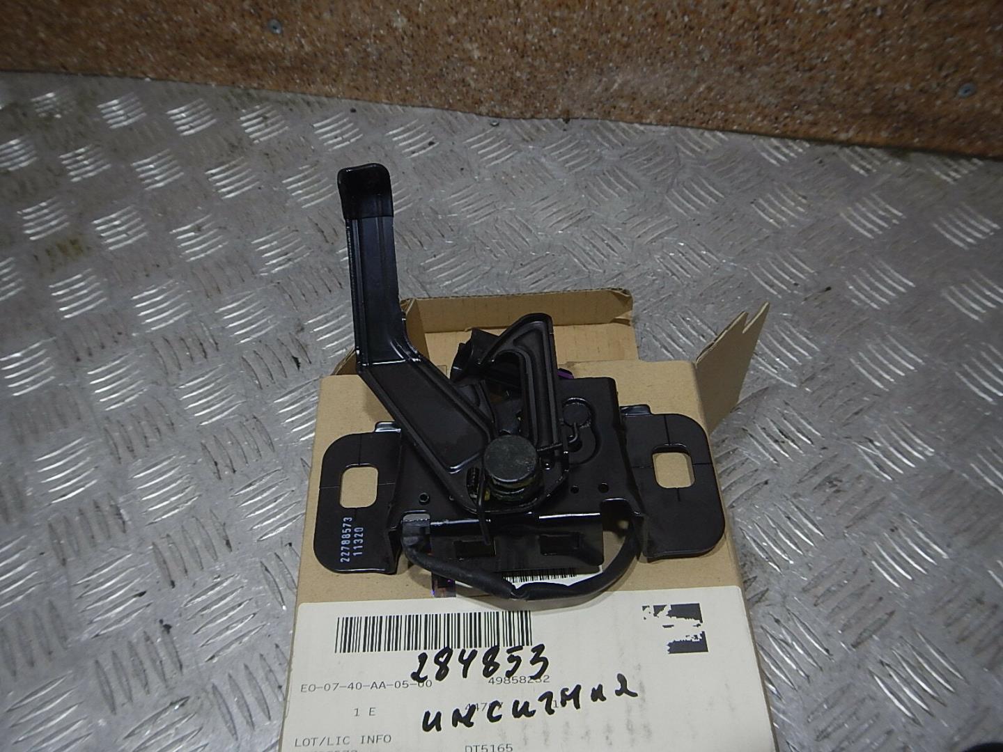 Замок капота