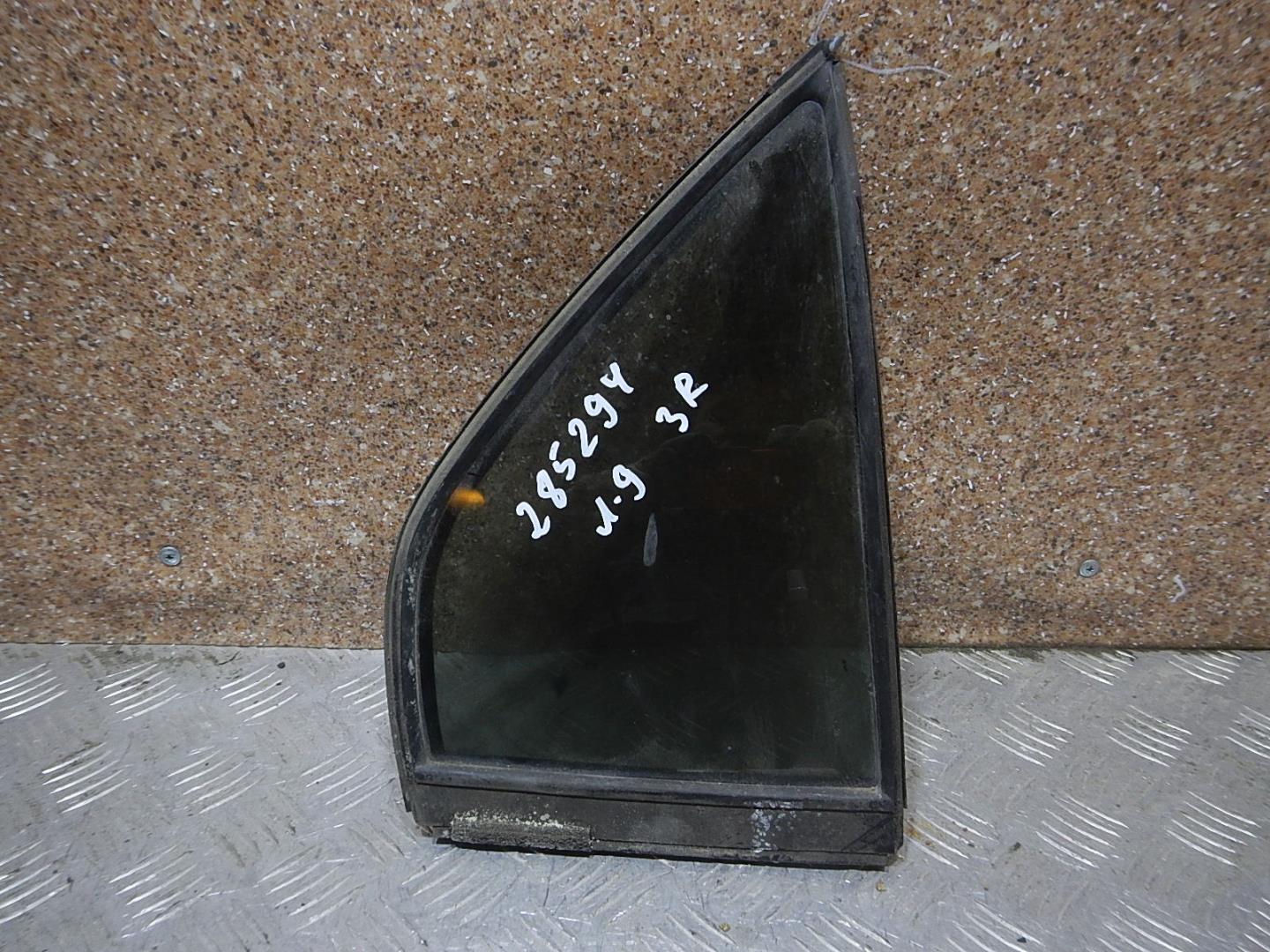 Стекло двери задней правой (форточка)