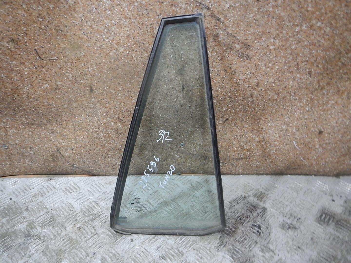 Стекло двери задней правой (форточка)