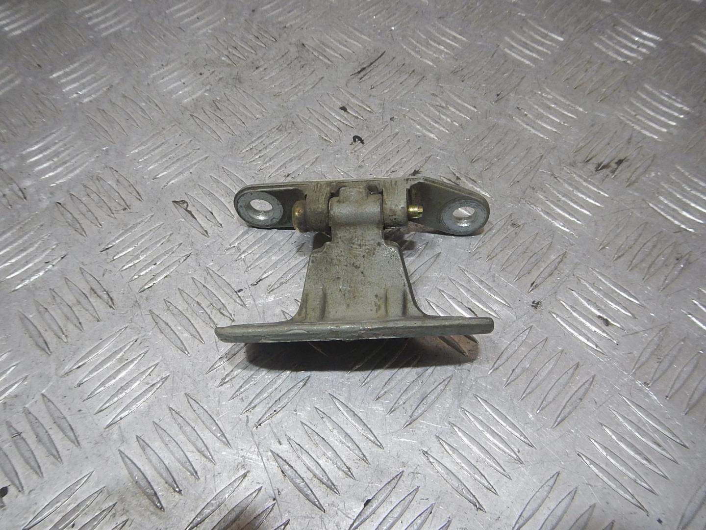 Петля двери передней правой верхняя