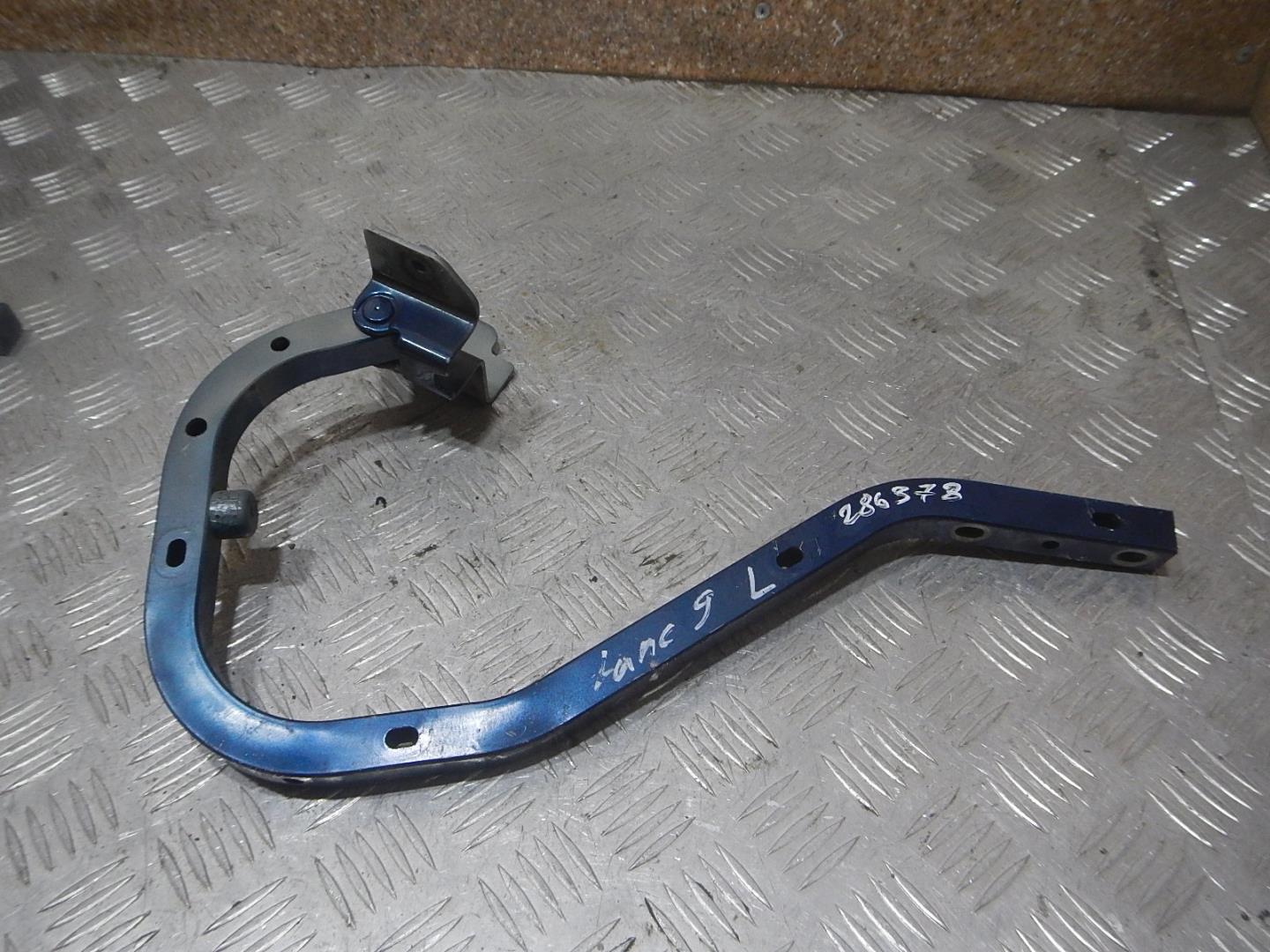 Петля крышки багажника