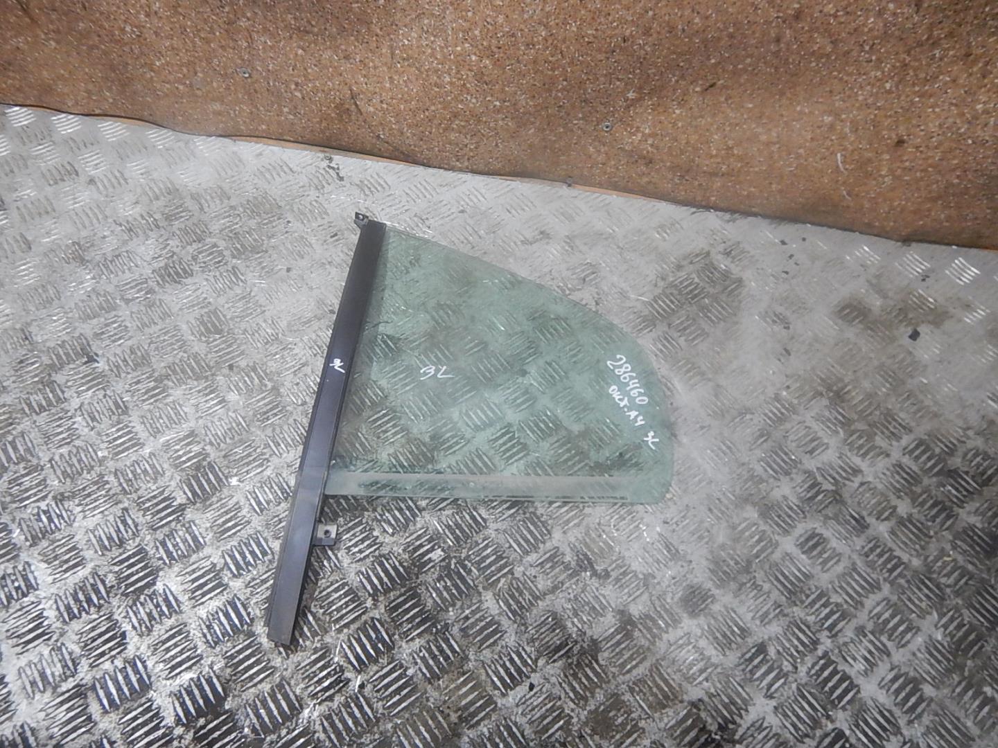 Стекло двери задней левой (форточка)