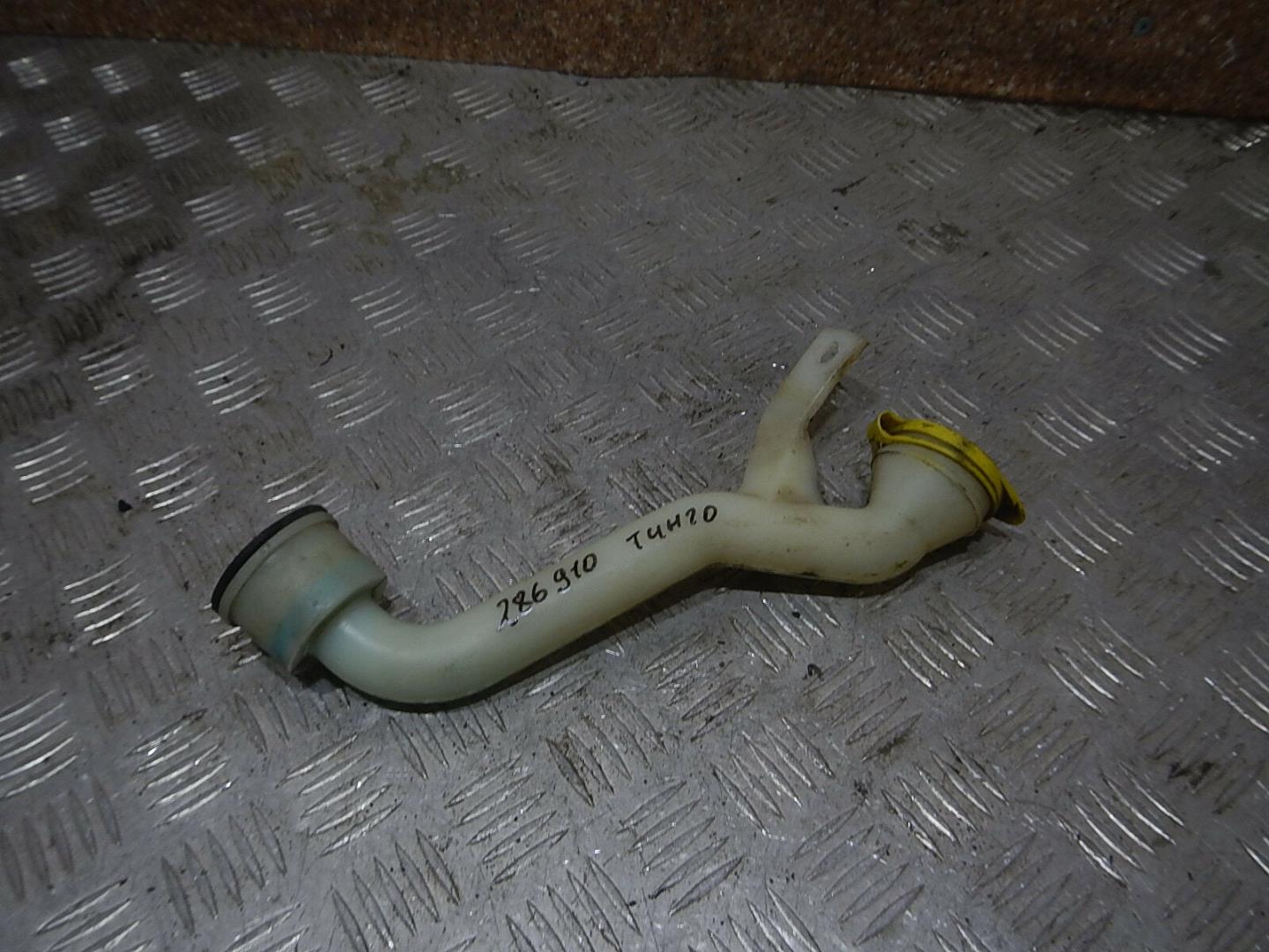 Горловина бачка омывателя