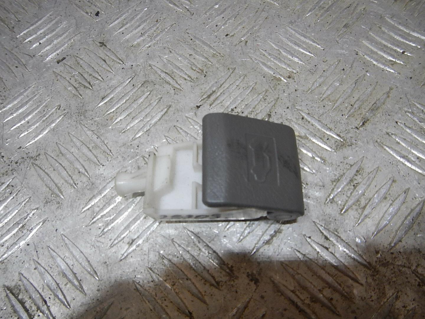 Ручка открывания капота