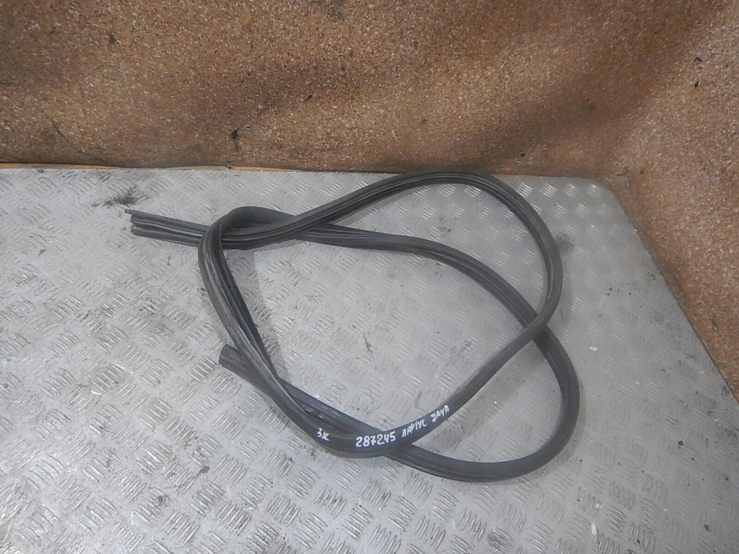 Уплотнитель задней правой двери