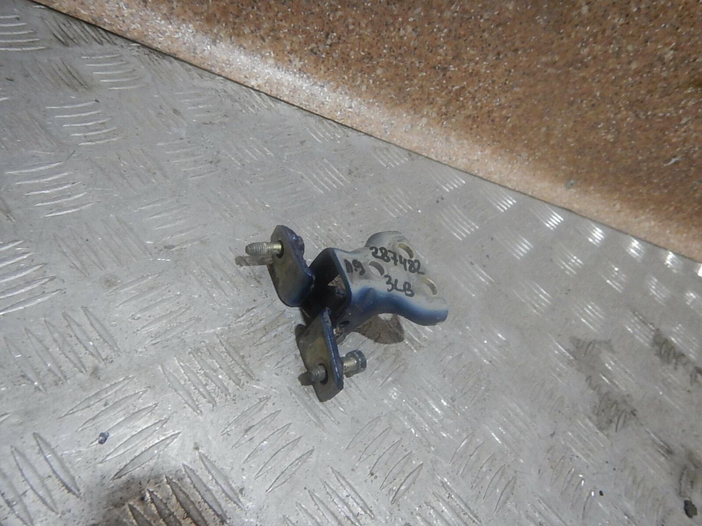 Петля двери задней левой верхняя