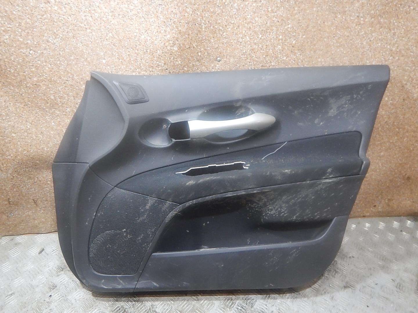 Обшивка двери передней правой