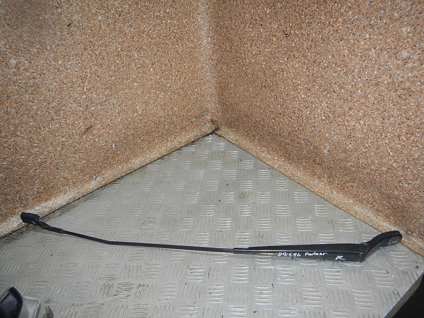 Поводок стеклоочистителя передний правый