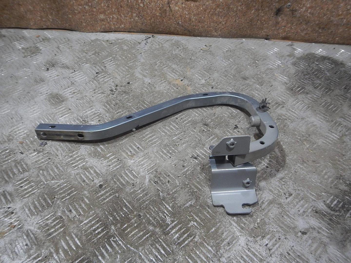 Петля крышки багажника