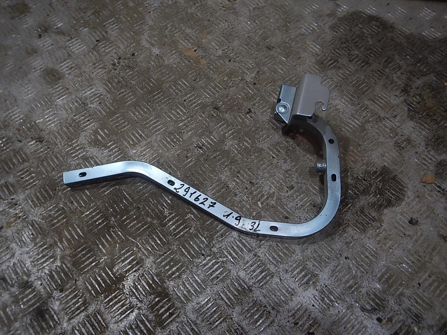 Петля крышки багажника