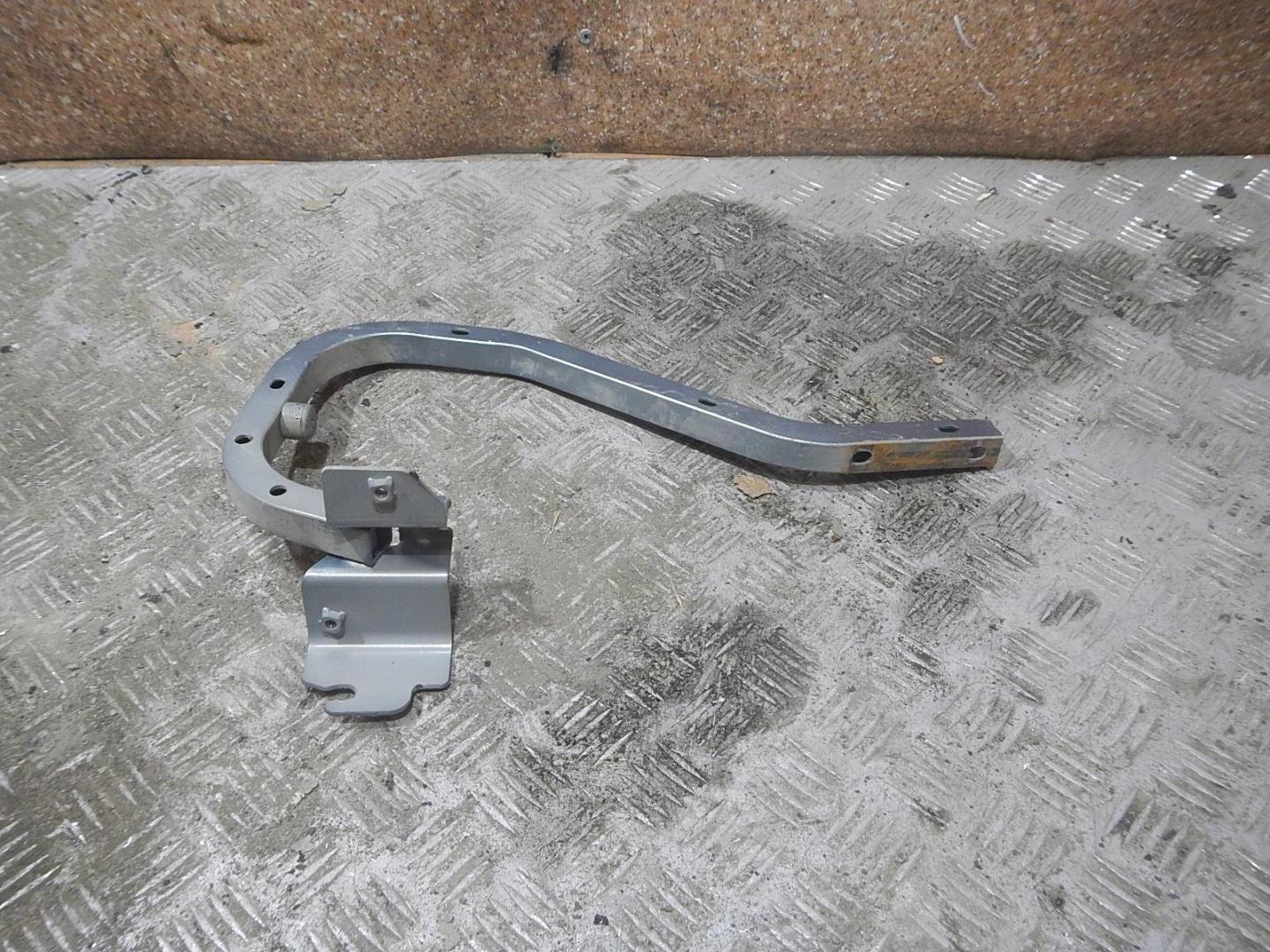 Петля крышки багажника