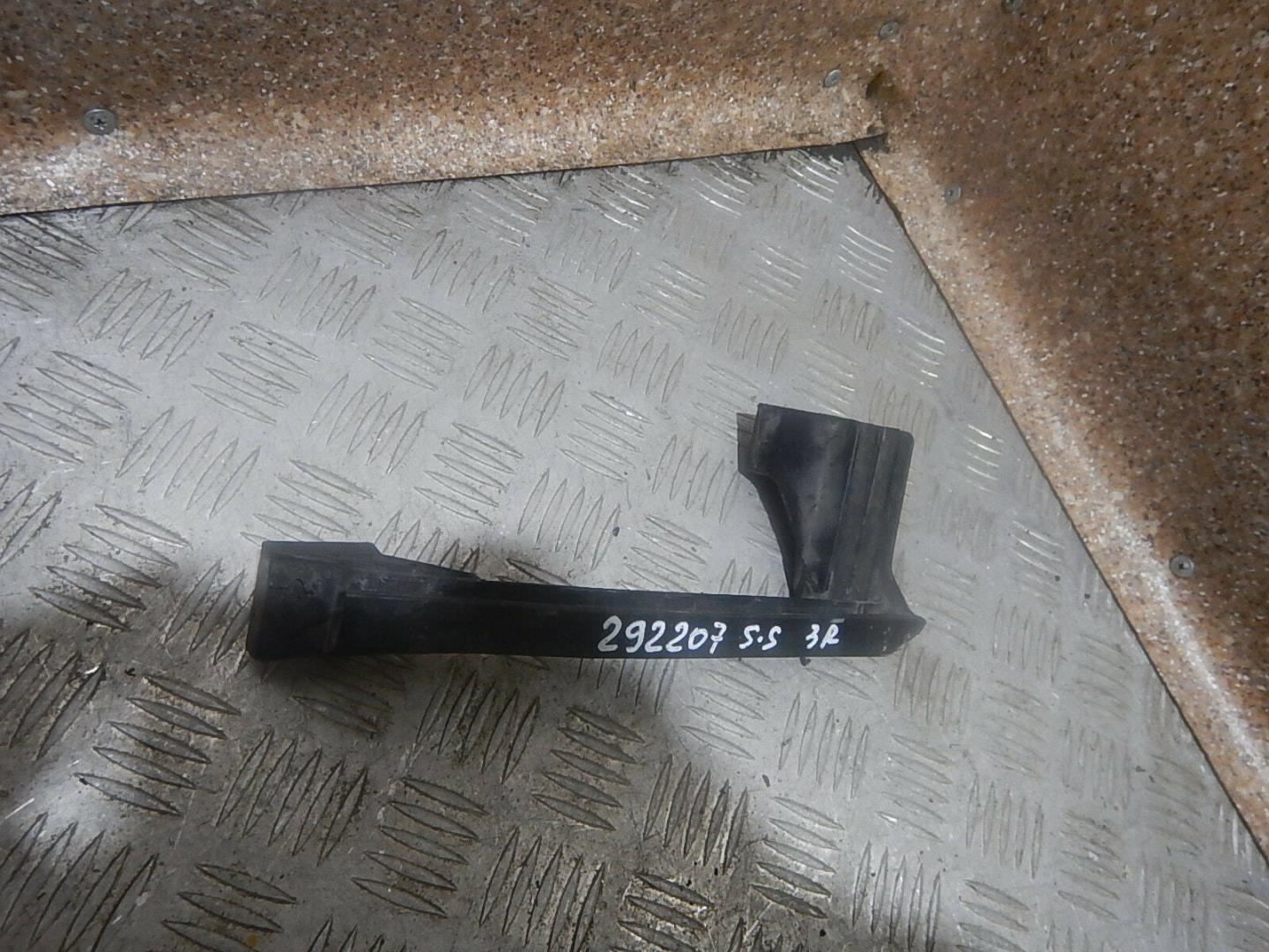 Направляющая стекла двери