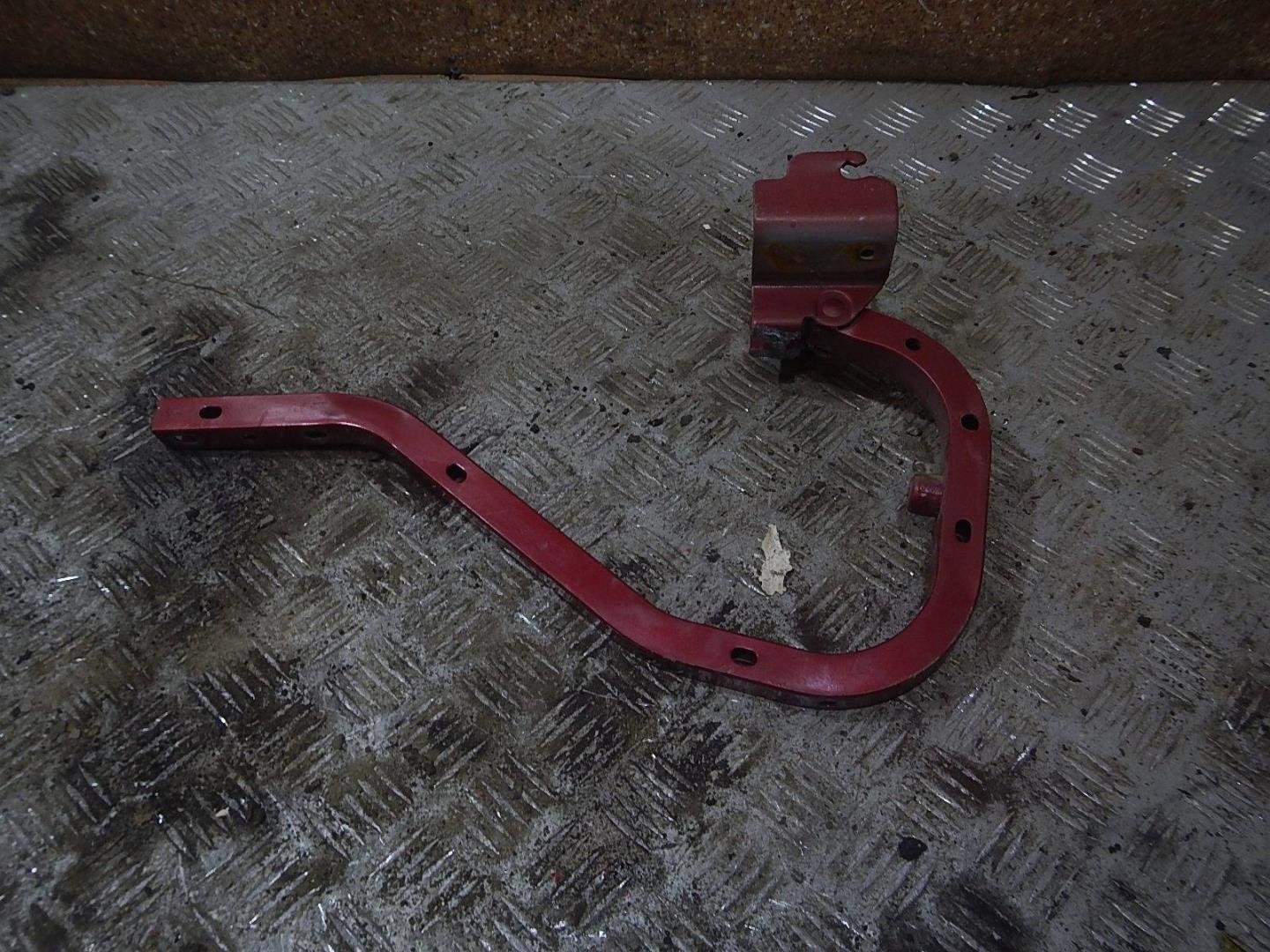 Петля крышки багажника