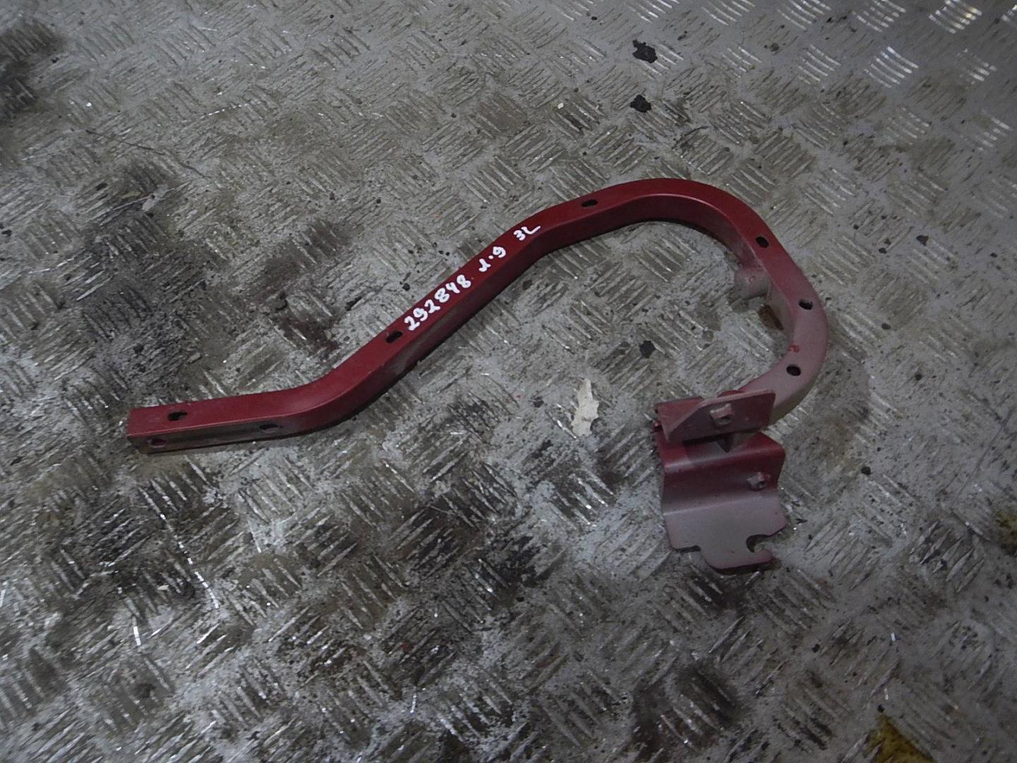 Петля крышки багажника