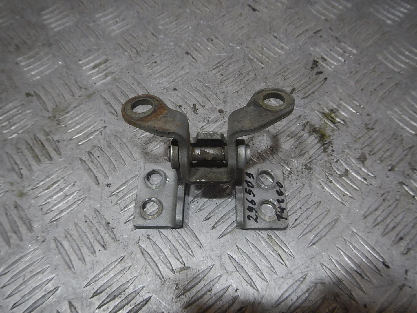 Петля двери багажника