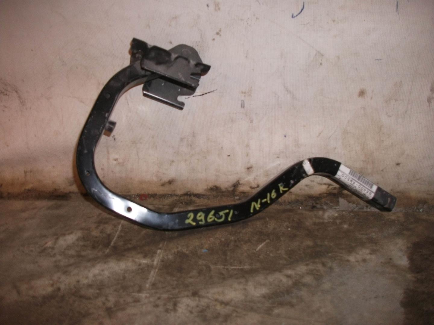 Петля крышки багажника