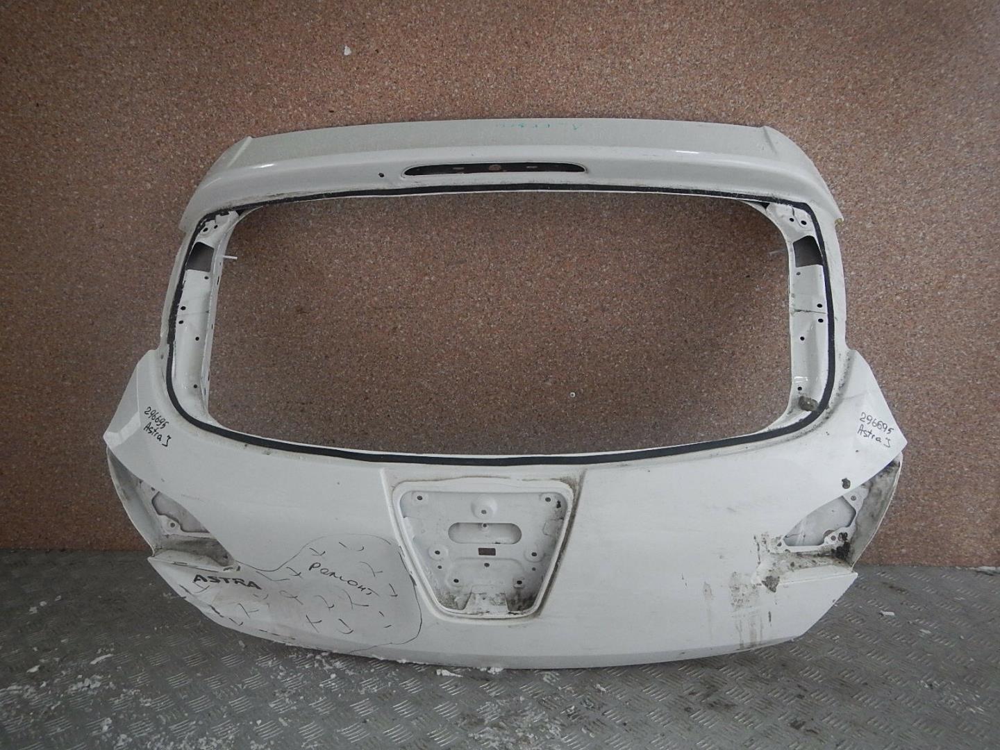 Дверь багажника