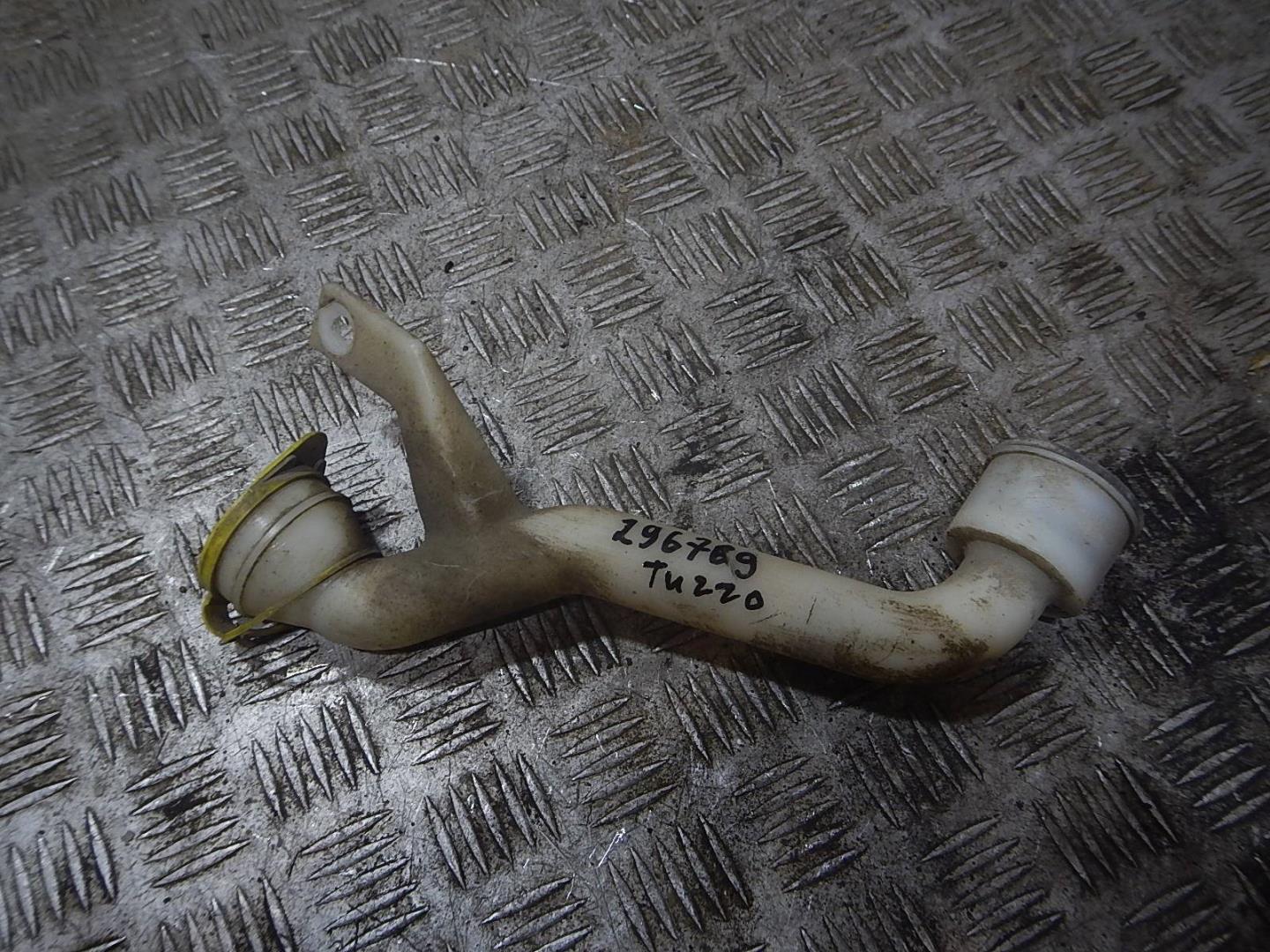 Горловина бачка омывателя