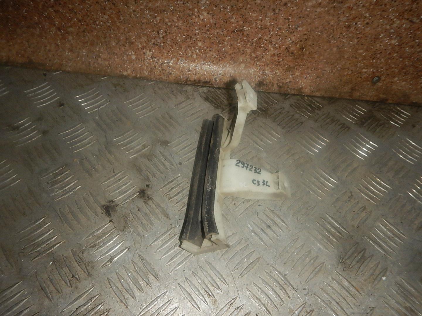 Направляющая стекла двери