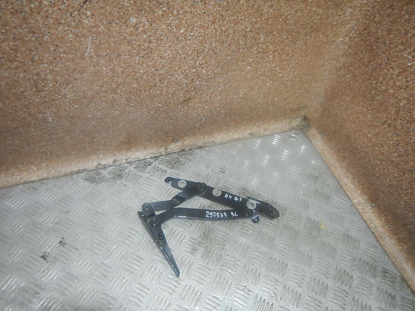 Петля крышки багажника