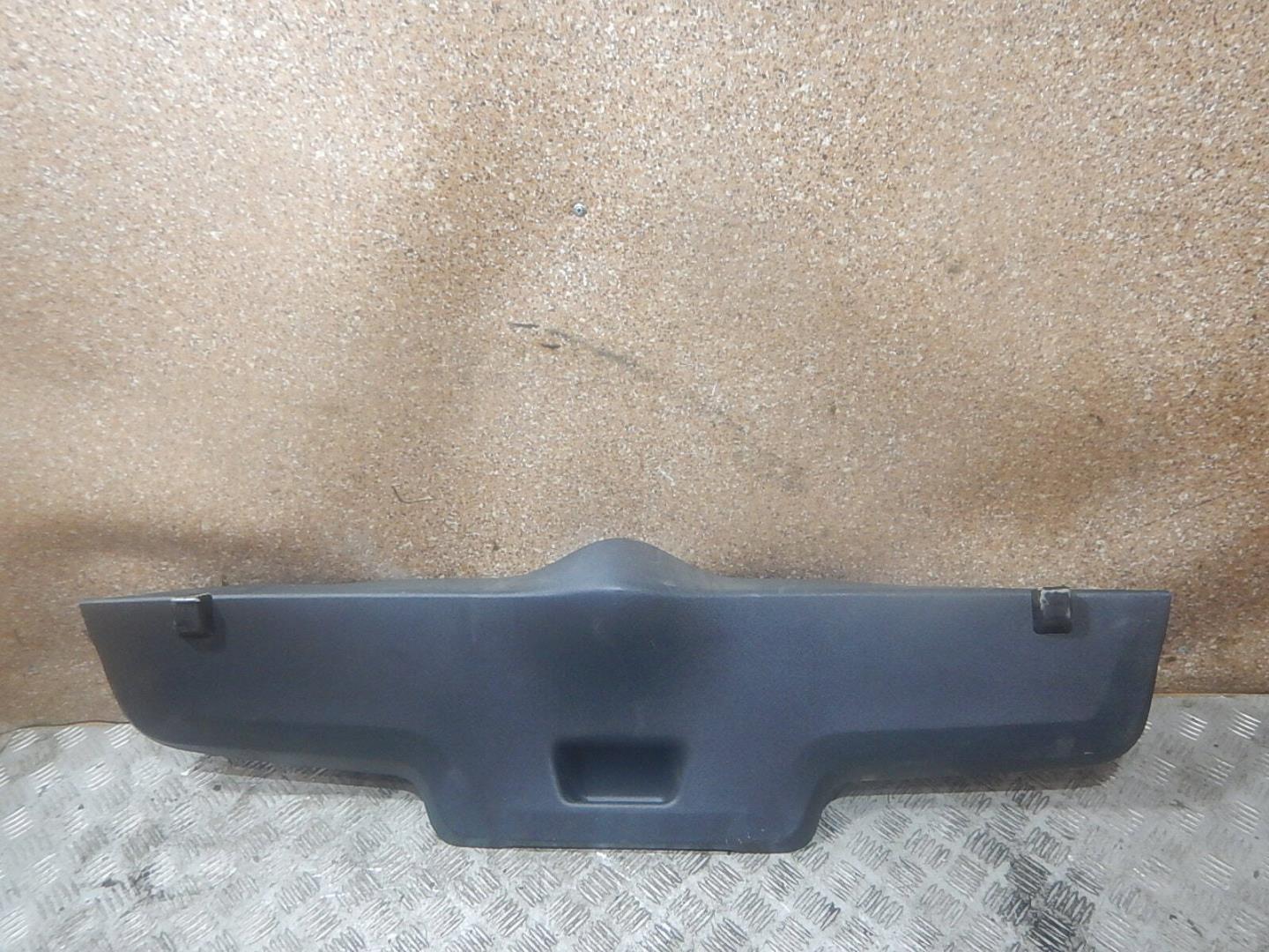 Обшивка двери багажника