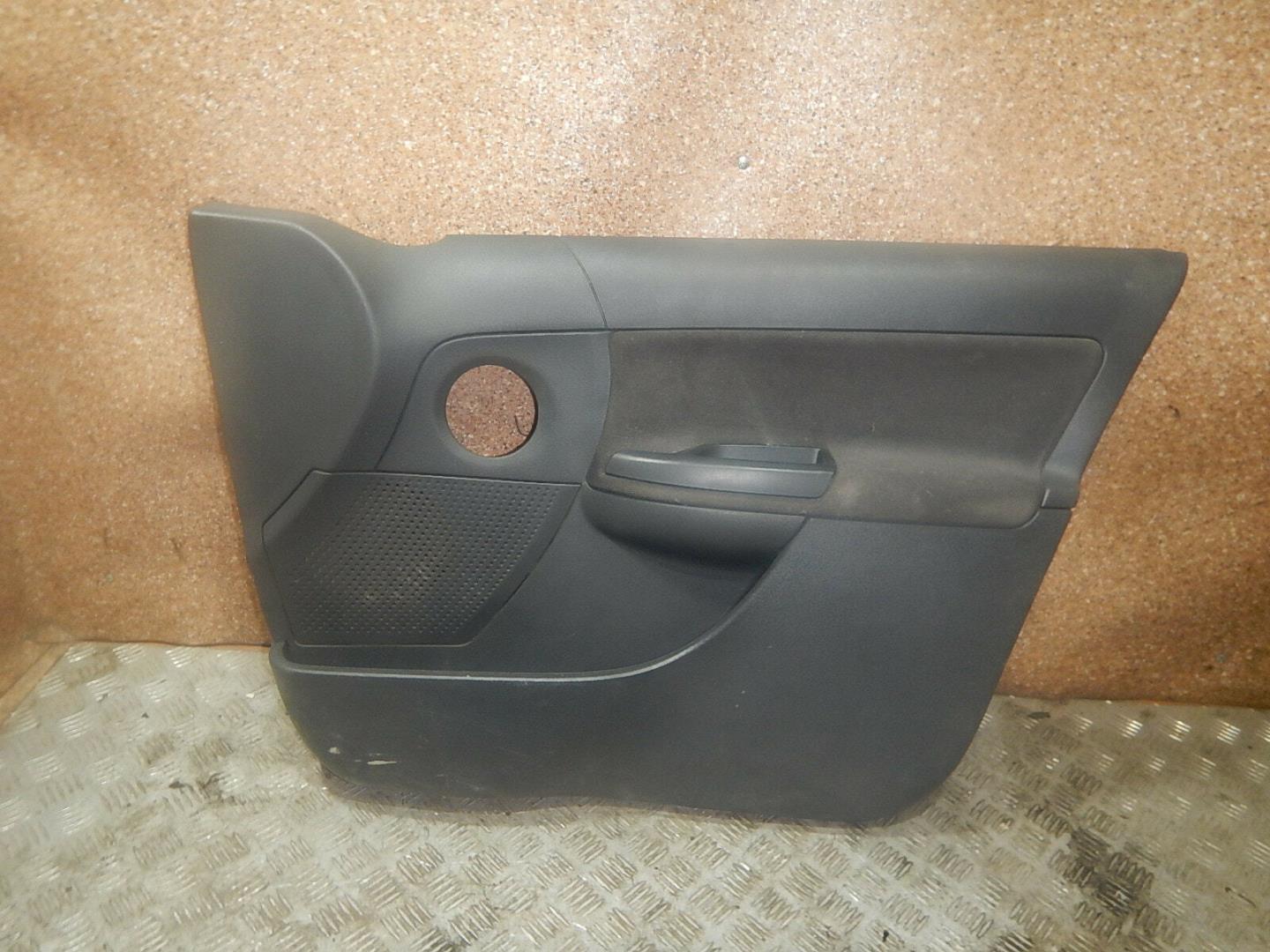 Обшивка двери передней правой