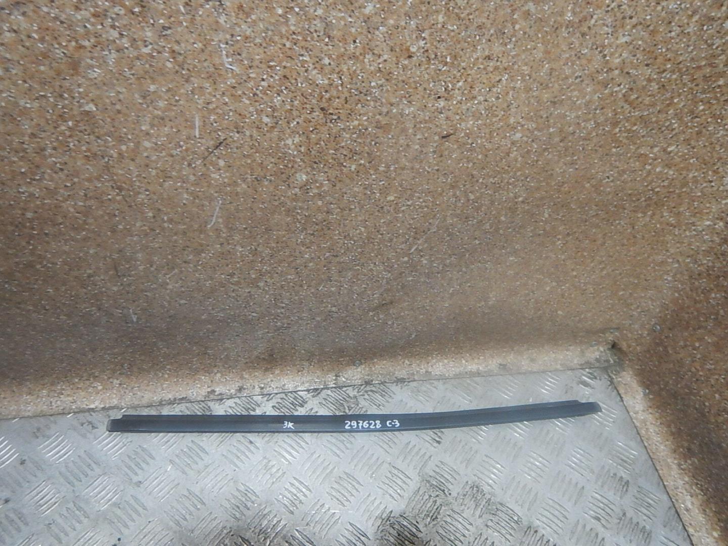 Накладка стекла заднего правого