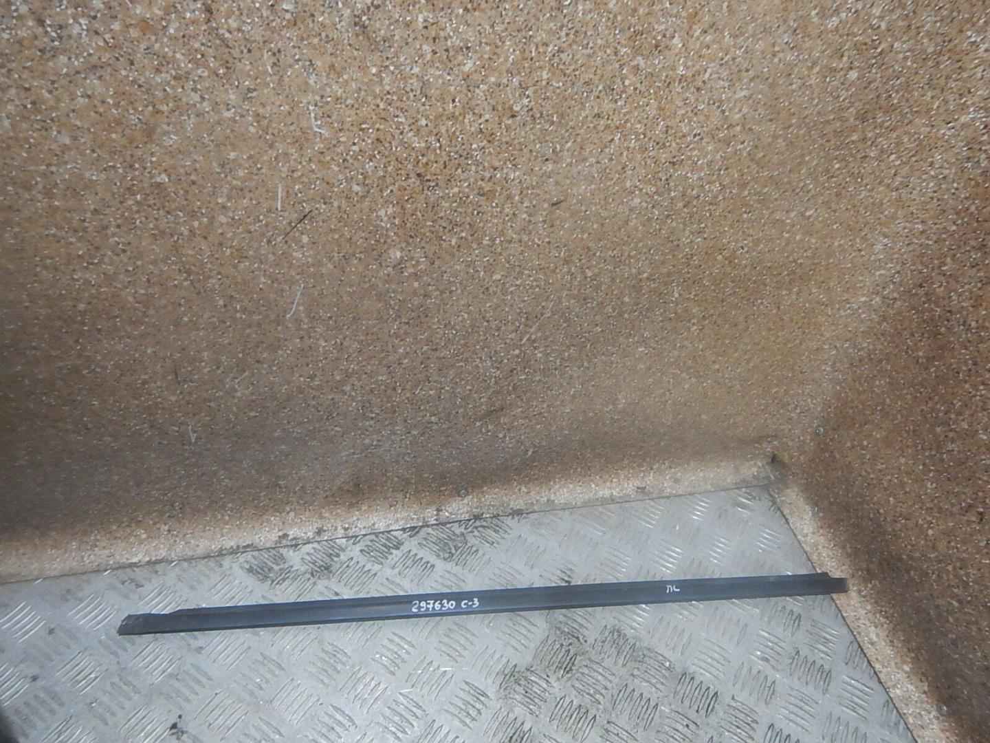 Накладка лобового стекла левая