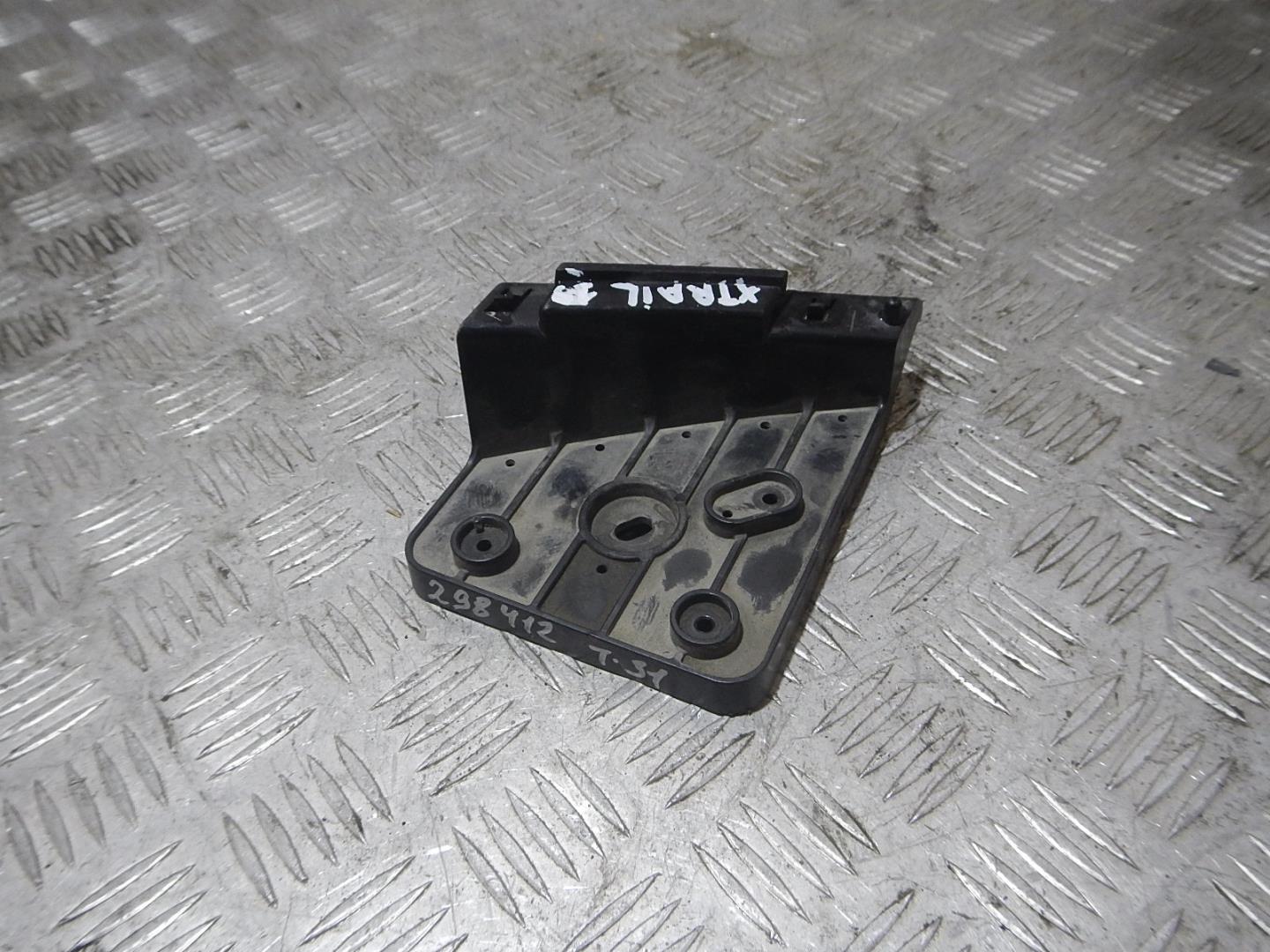 Кронштейн фар левый