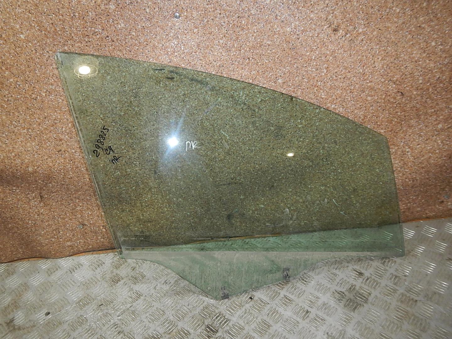 Стекло двери передней правой