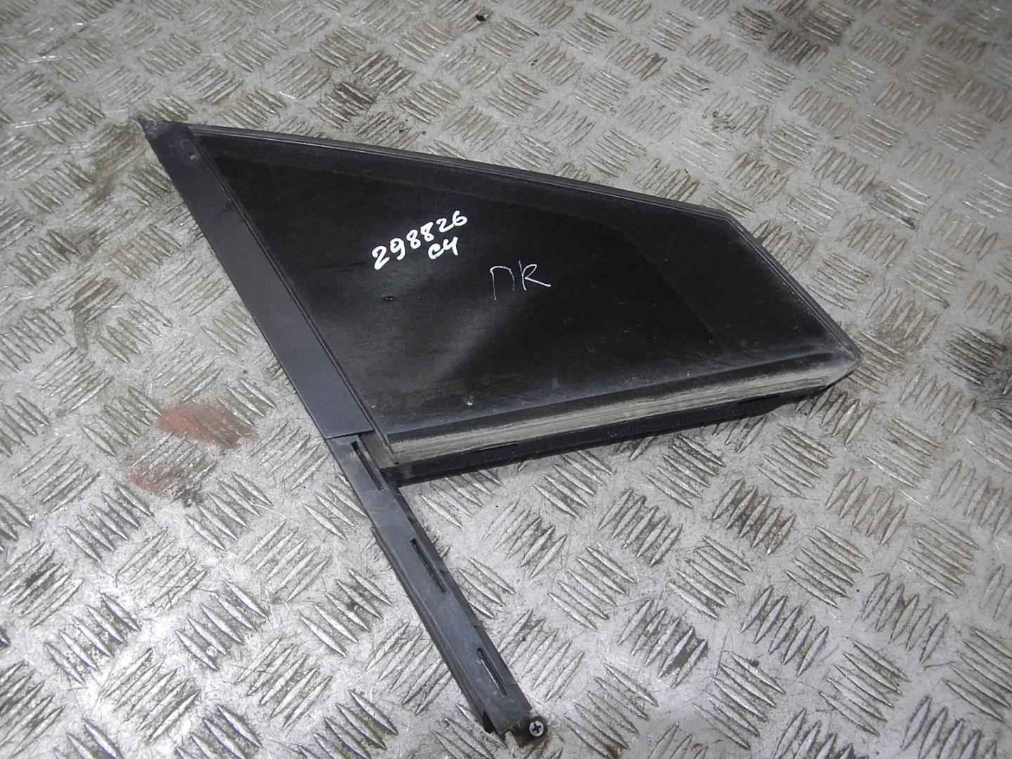 Стекло двери передней правой (форточка)