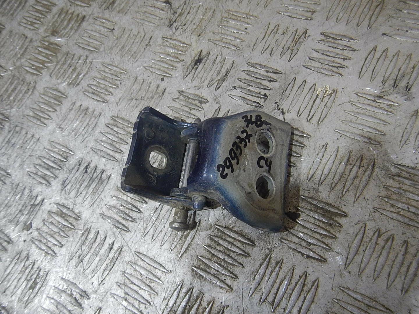 Петля двери задней левой верхняя