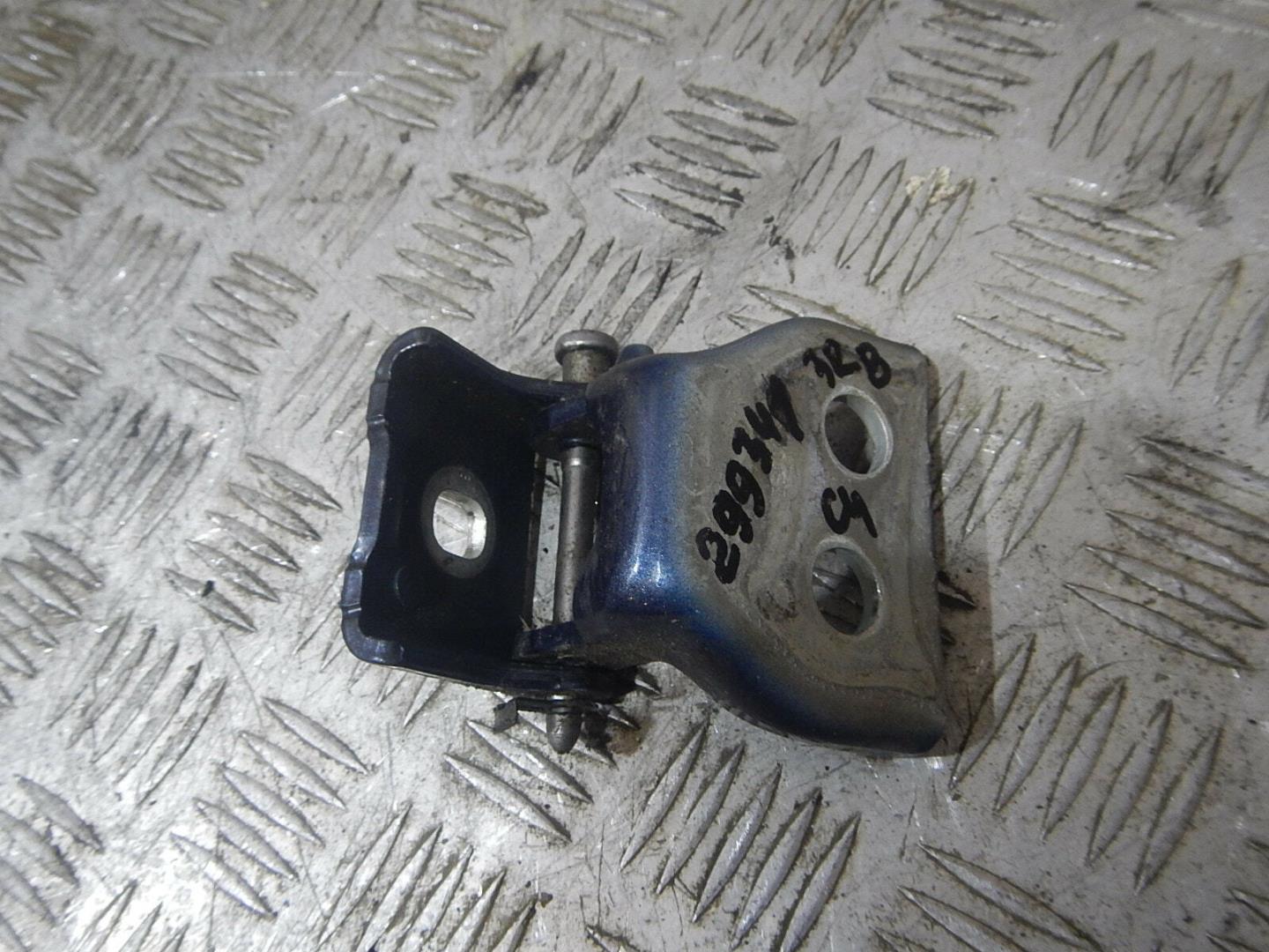 Петля двери задней правой верхняя