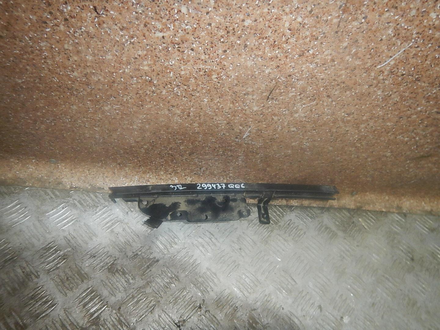 Направляющая стекла двери