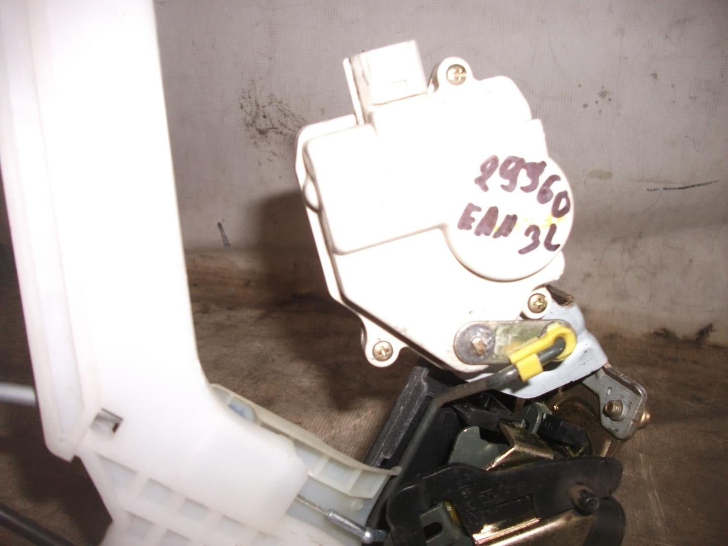 Замок двери задней левой