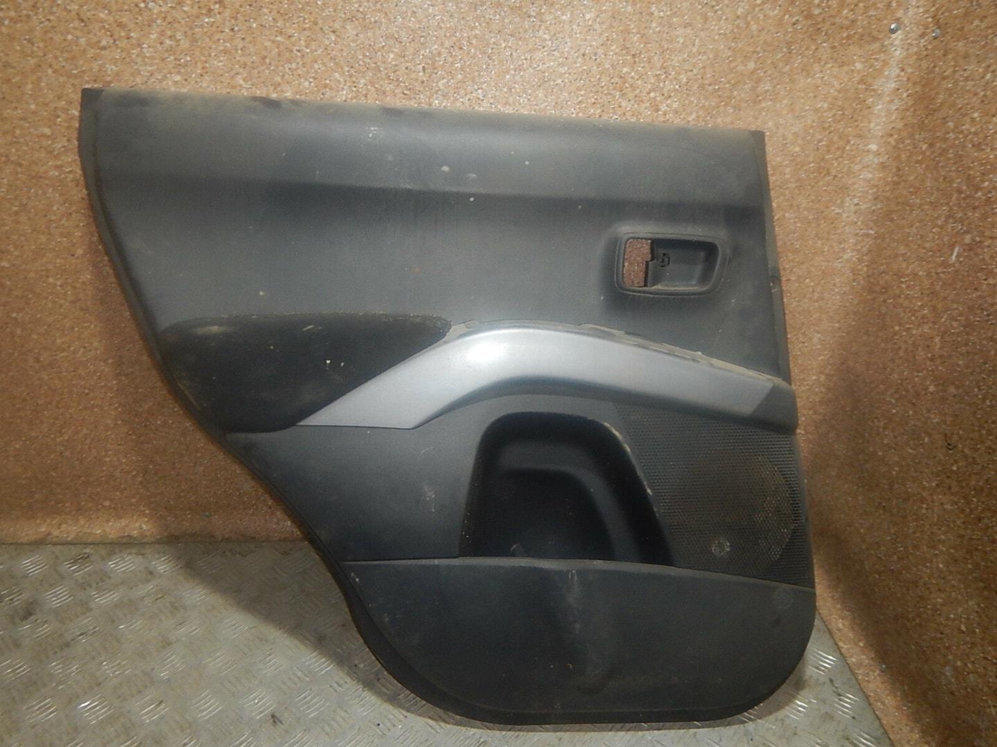 Обшивка двери задней левой