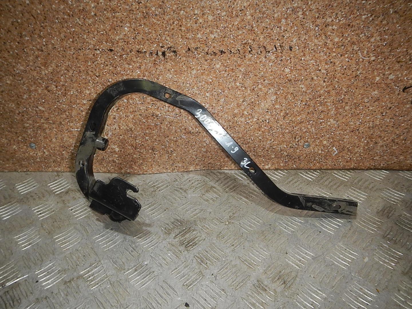 Петля крышки багажника