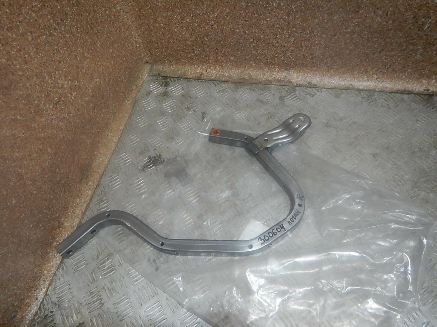 Петля крышки багажника