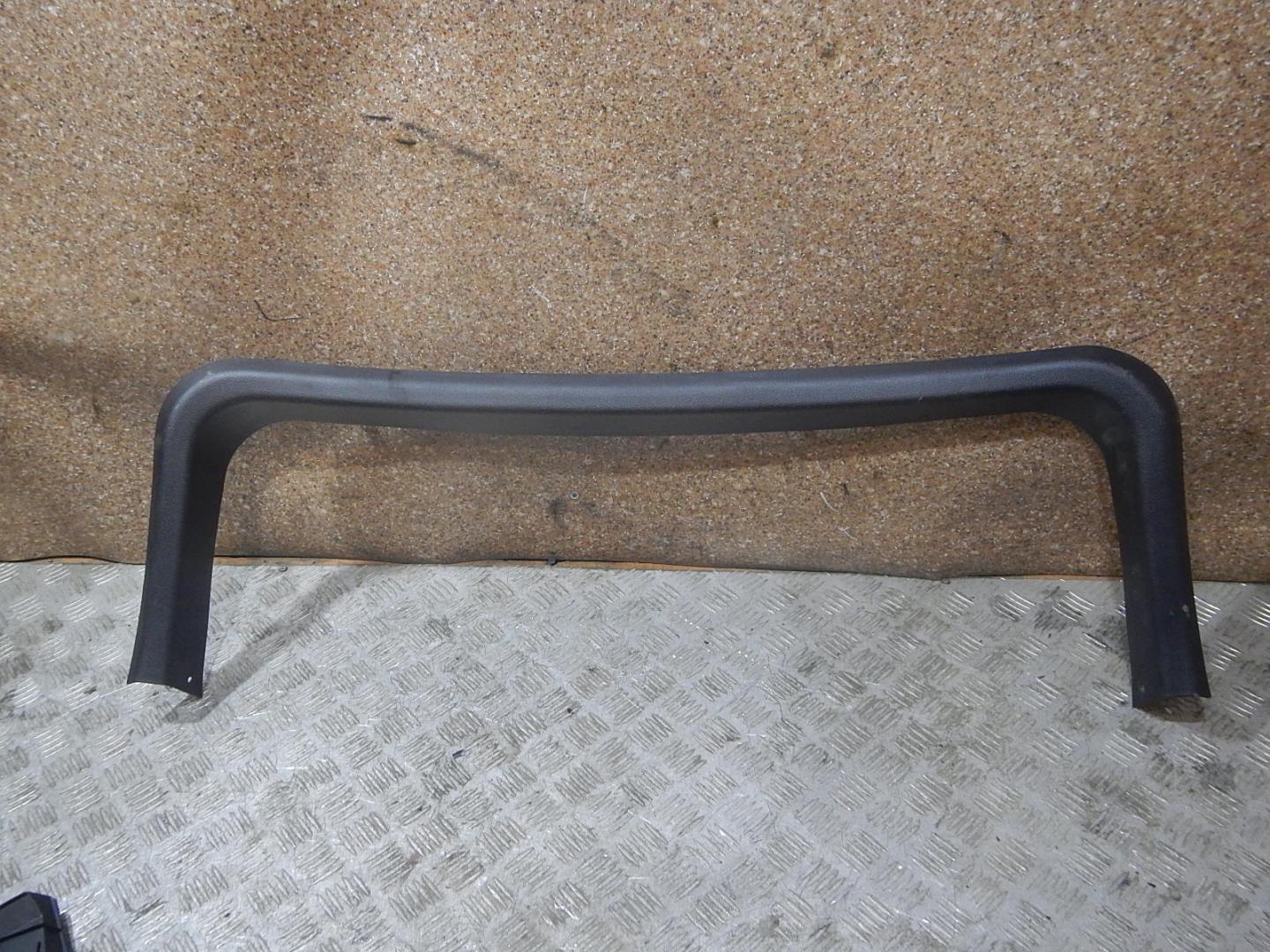 Обшивка двери багажника