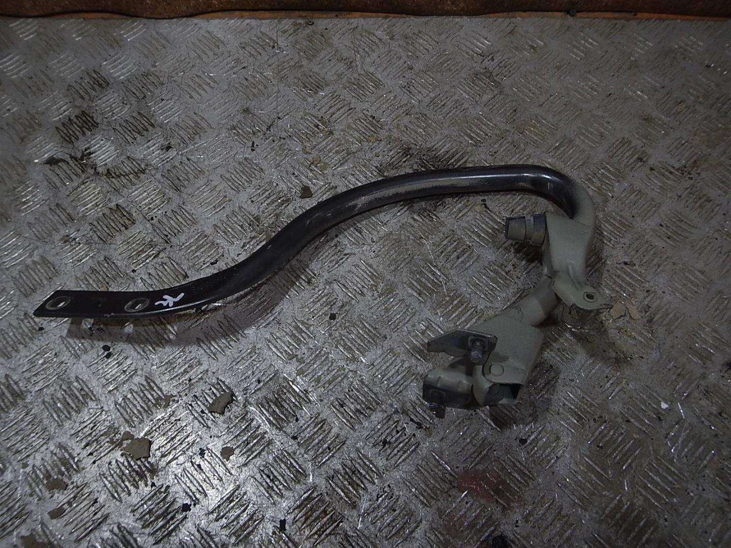 Петля крышки багажника