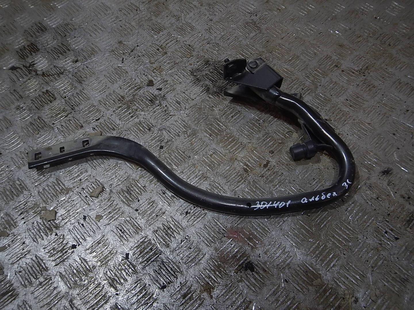 Петля крышки багажника